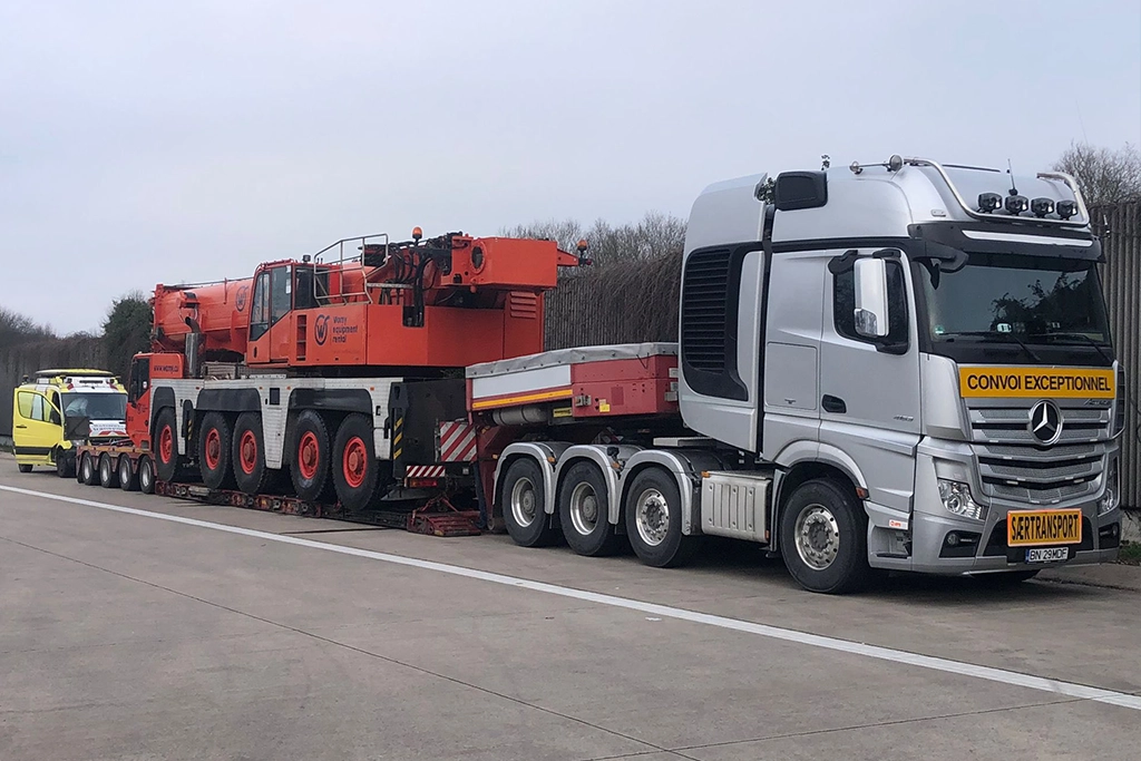 Camion Mercedes-Benz Actros SLT si semi-trailer transportand o macara de mare tonaj