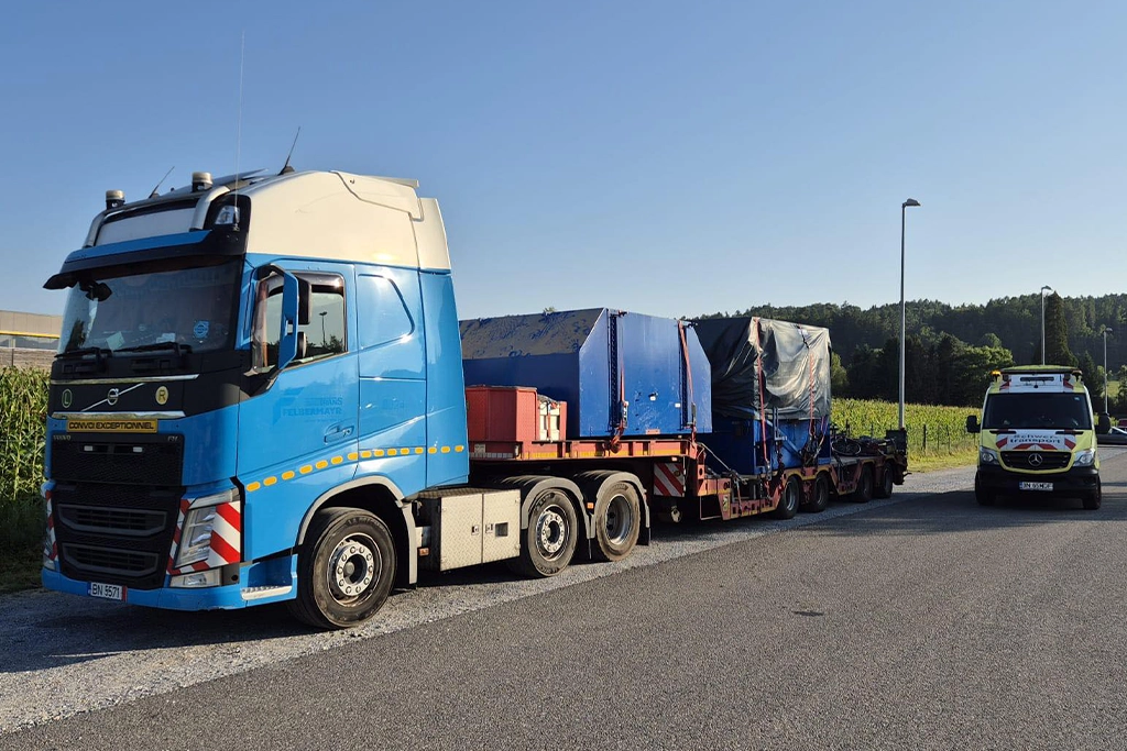 Ansamblu de transport agabaritic si masina de escorta a transportului proprie