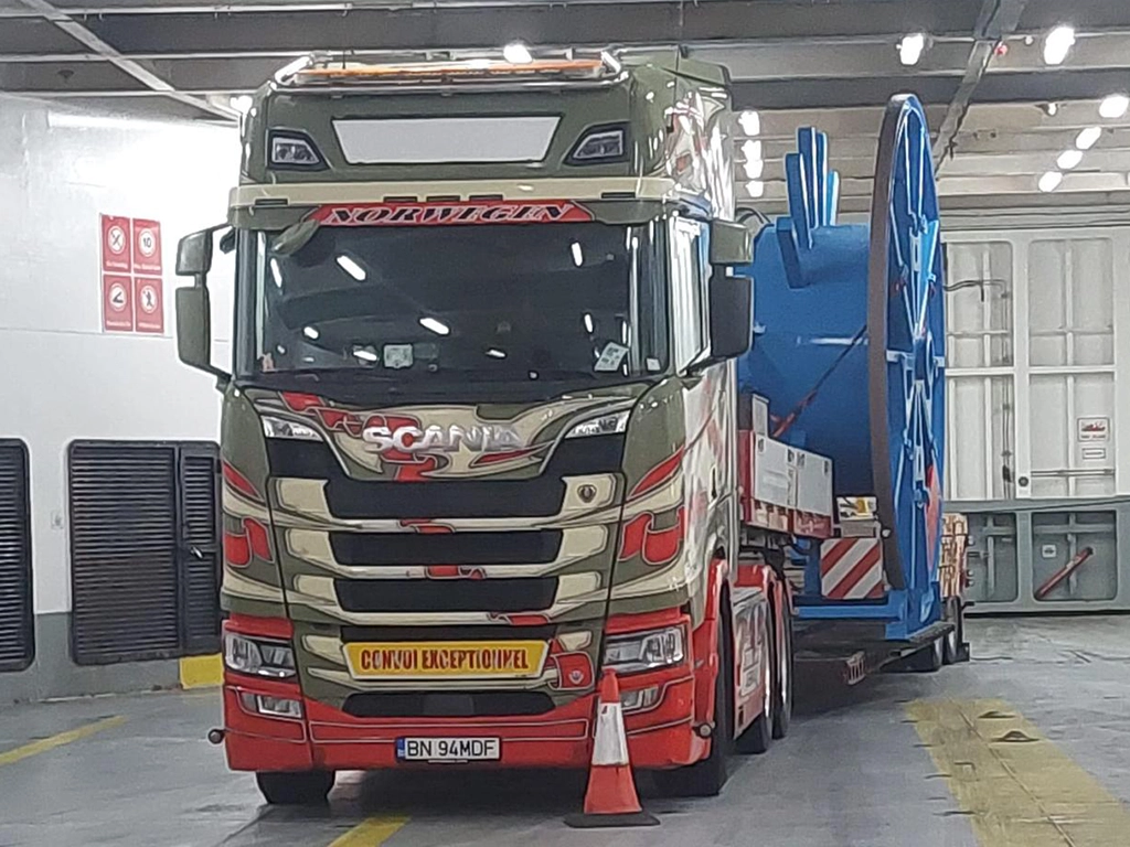 Camion Scania si semitrailer ce transporta o piesa industriala