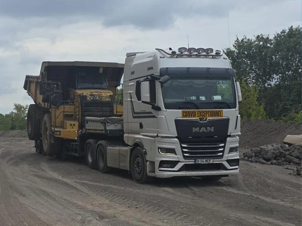 Camion MAN si semitrailer ce transporta o autobasculanta pentru excavatii miniere
