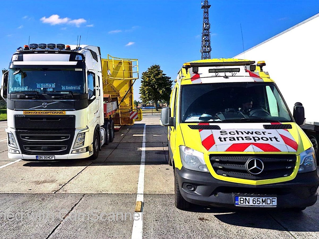 Furgoneta Mercedes-Benz pentru escorta transport agabaritic si camion Volvo din flota de transport