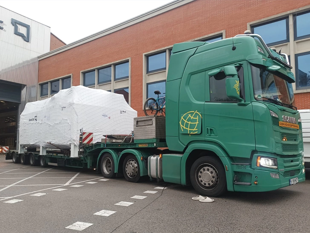 Camion Scania si semitrailer agabaritic ce transporta o piesa acoperita