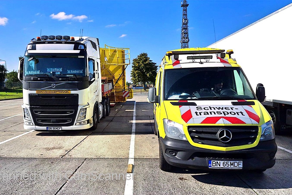 Masina de escorta proprie si camion Volvo din flota de transport agabaritic a firmei