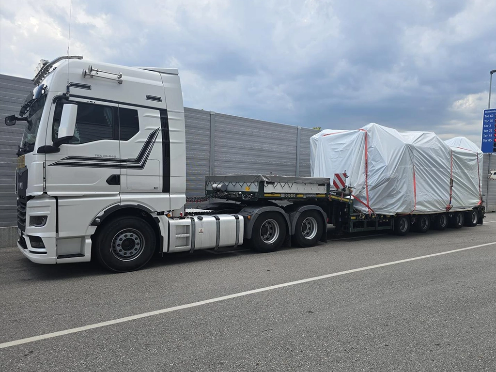 Camion MAN si semitrailer agabaritic pentru transport de marfuri de dimensiuni sau greutati mari
