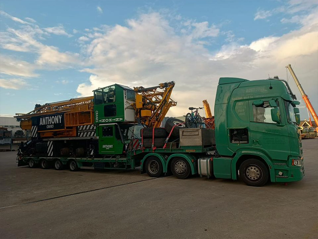 Ansamblu cap tractor Scania si semitrailer pentru transport agabaritic international